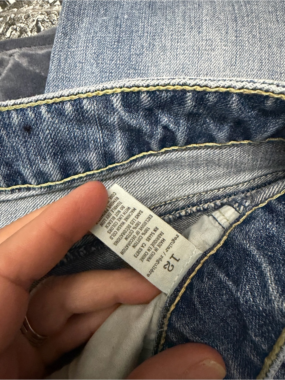 American Eagle women’s size 12. Great condition. Vintage ankle jeans. - Picture 2 of 4